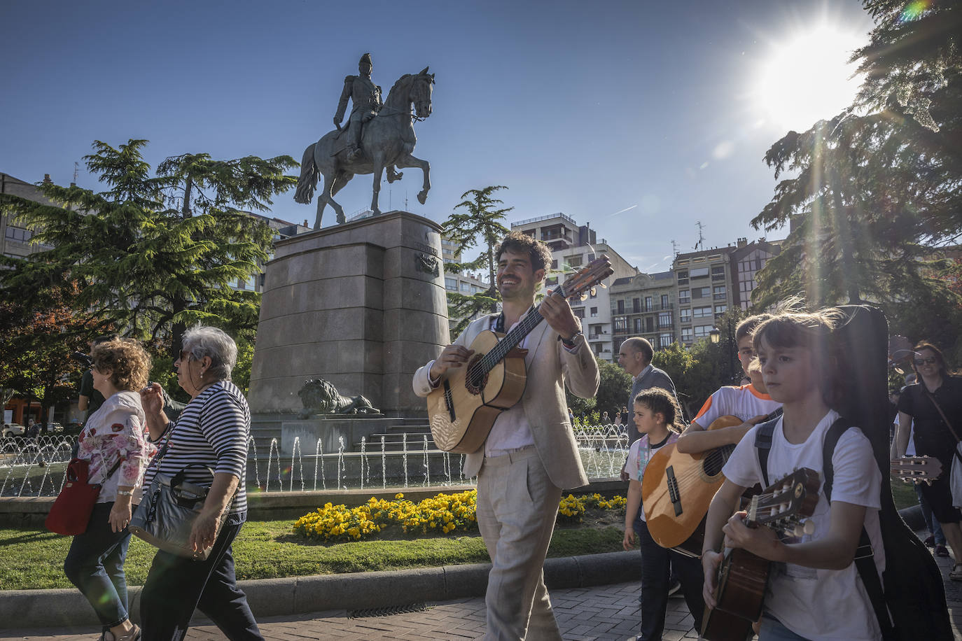 Serenata de Pablo Sainz Villegas por las calles de Logroño