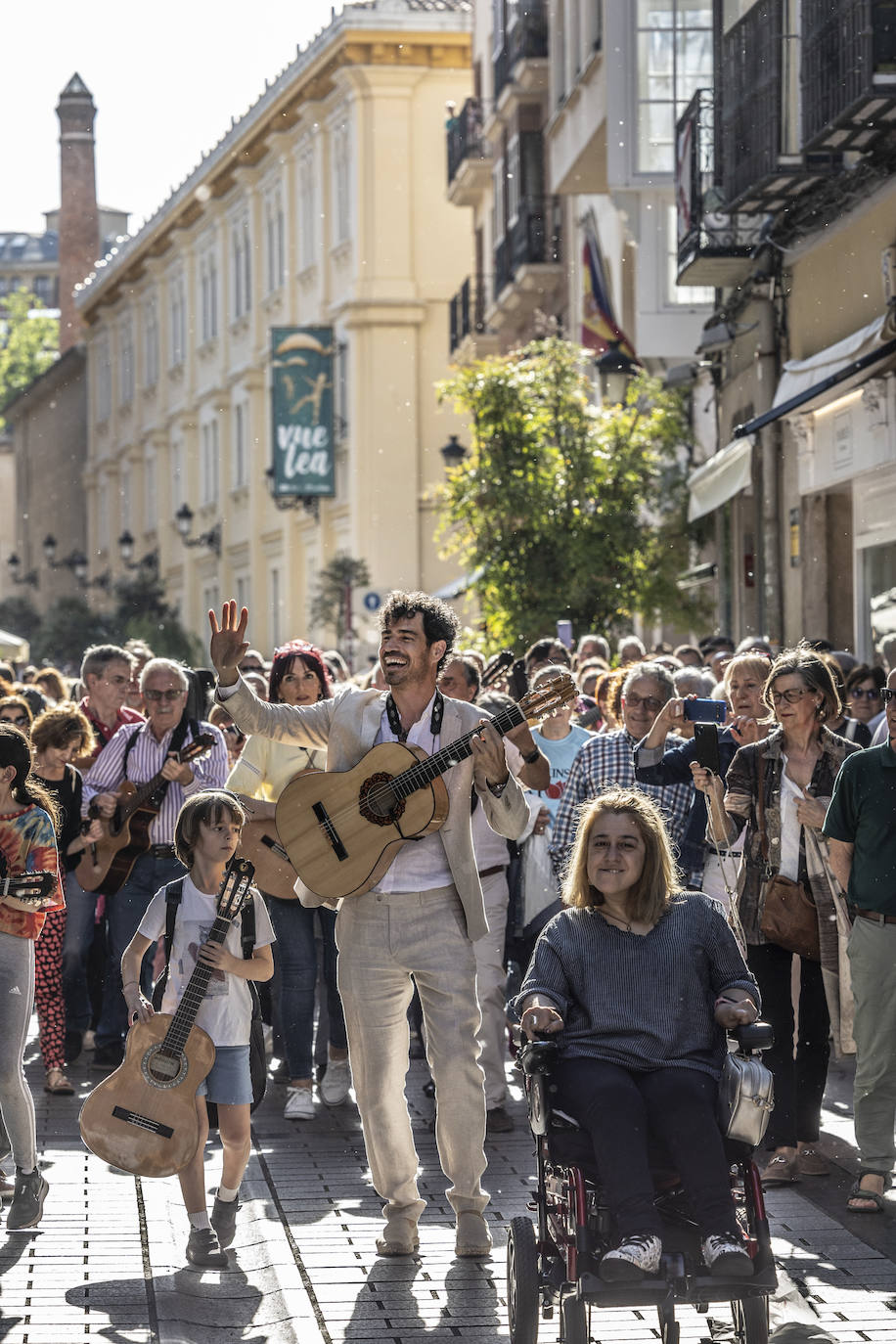 Serenata de Pablo Sainz Villegas por las calles de Logroño