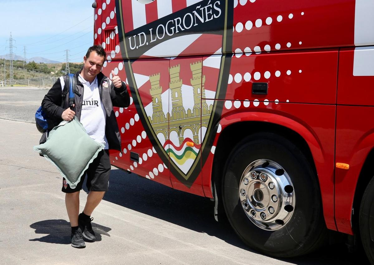 Imagen secundaria 1 - Iñaki Sáenz, Diego Martínez y Cristian Fernández se suben al autobús. 