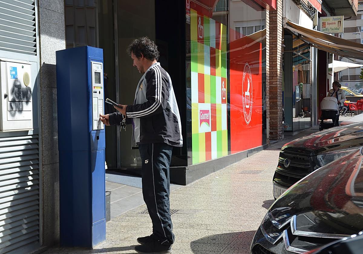 Un usuario de la 'zona azul' sacando un ticket en la avenida del Pilar, que va a contar con plazas para residentes.