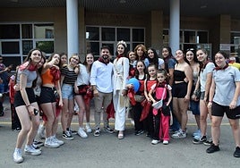 Ainara Matínez Latorre, en el medio, junto al alcalde, la teniente de alcalde y otras jóvenes de Villamediana.