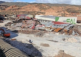 Derribo de Calzados Fal, tras el incendio.