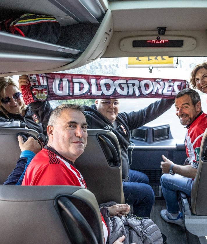 Imagen secundaria 2 - Un autobús en blanco y rojo cargado de ilusión