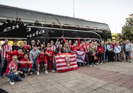 Los aficionados de la UD Logroñés, antes de subirse al autobús.