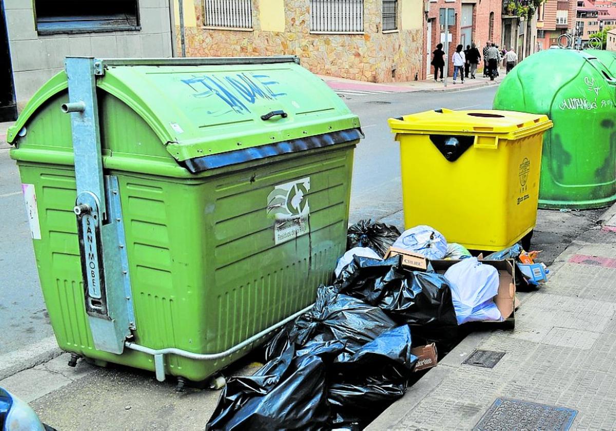 Bolsas de basura en la vía pública, fuera del contenedor, en la calle Anastasio Mateo, al mediodía de ayer.