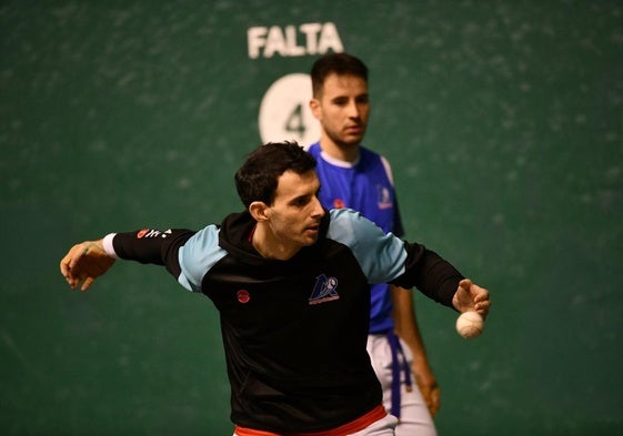 Darío observa a Altuna mientras prueba material, el pasado jueves en Eibar.