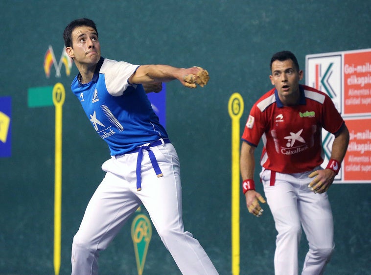 Darío espera la llegada de la pelota