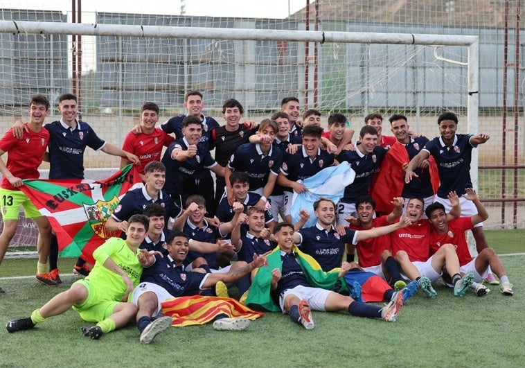 Los jugadores de la UDL B celebran el ascenso.