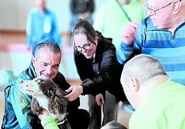 David Castilla y César Fenández supervisan la interactuación de los usuarios del centro Áncora de Calahorra con los perros Dora y Oxy de la Unidad Canina de la Guardia Civil.