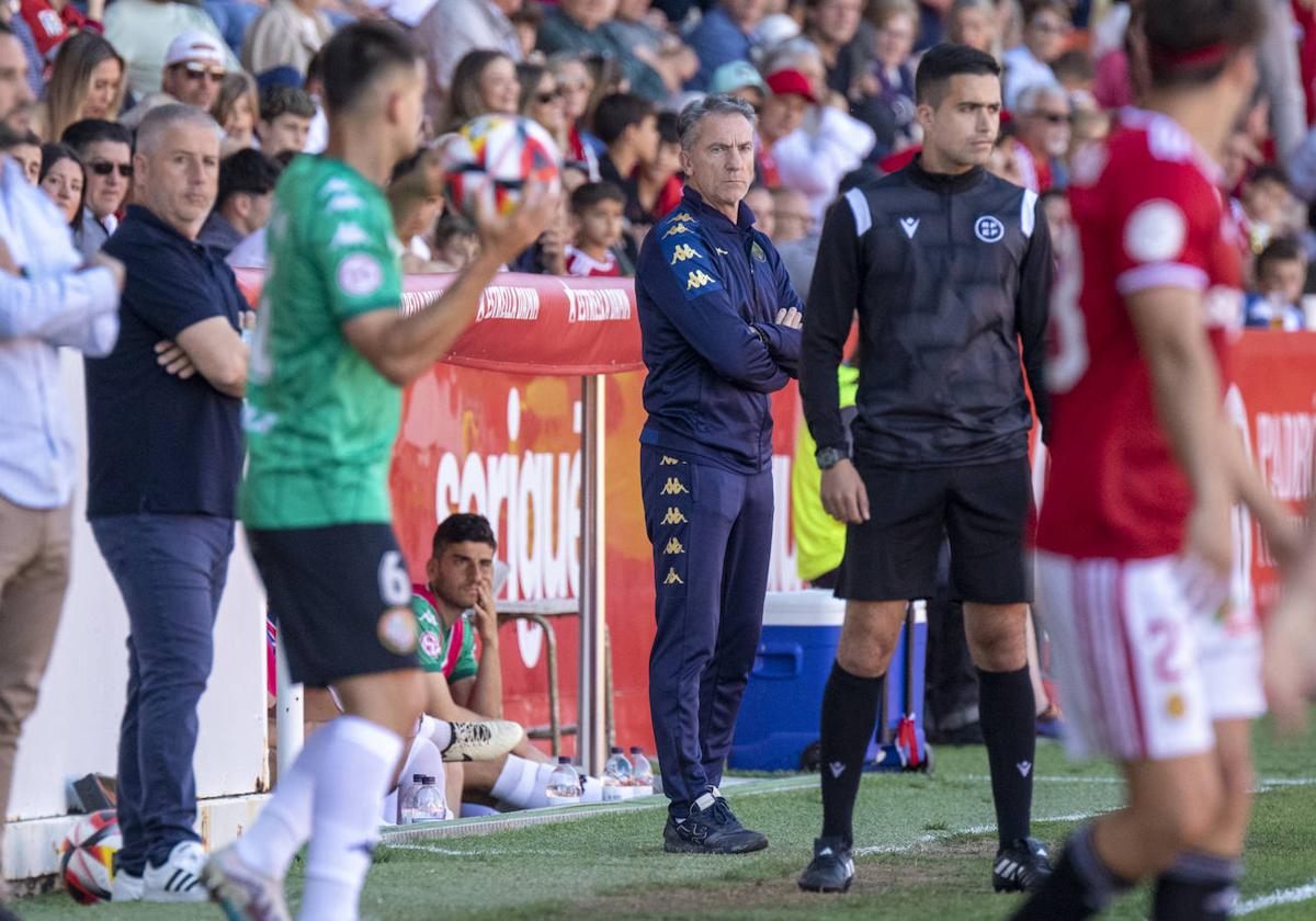 Aitor Larrazabal observa un saque lateral de Gexan.