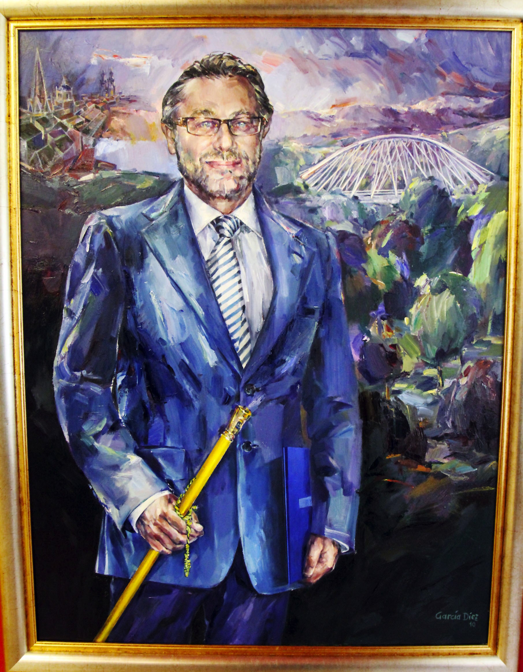 El cuarto puente acompaña al alcalde, Julio Revuelta, en su cuadro en el salón de retratos de la casa consistorial