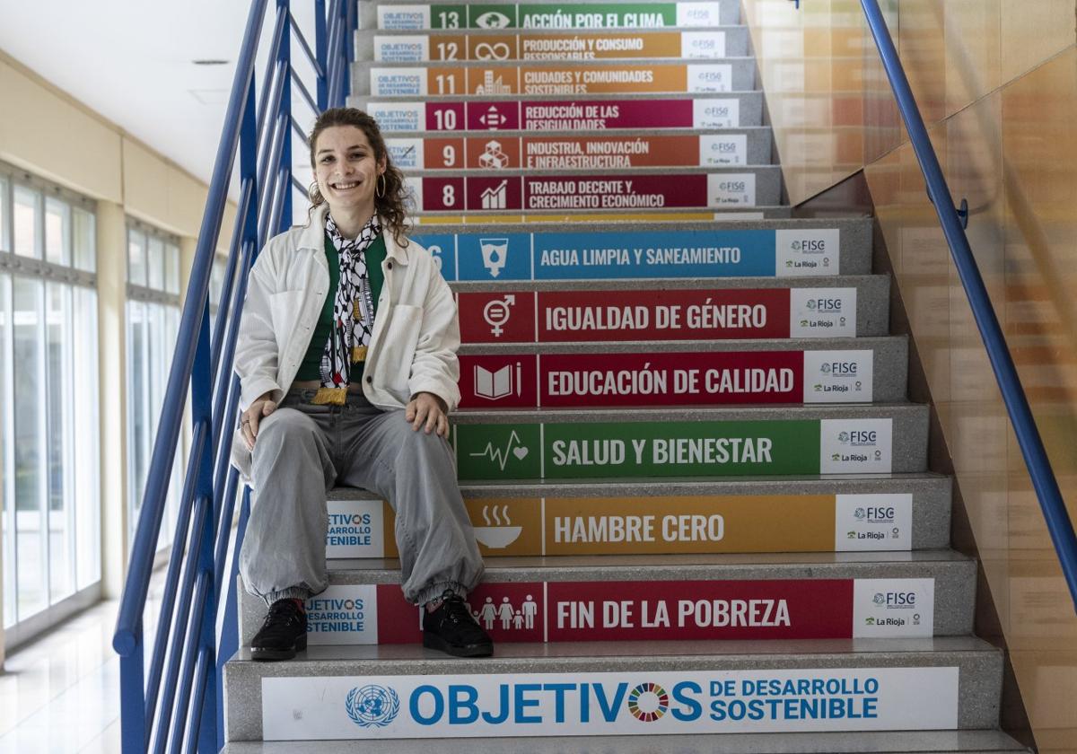 Aroa Villoslada Martinez, sentada ayer en las escaleras del edificio Quintiliano de la UR.