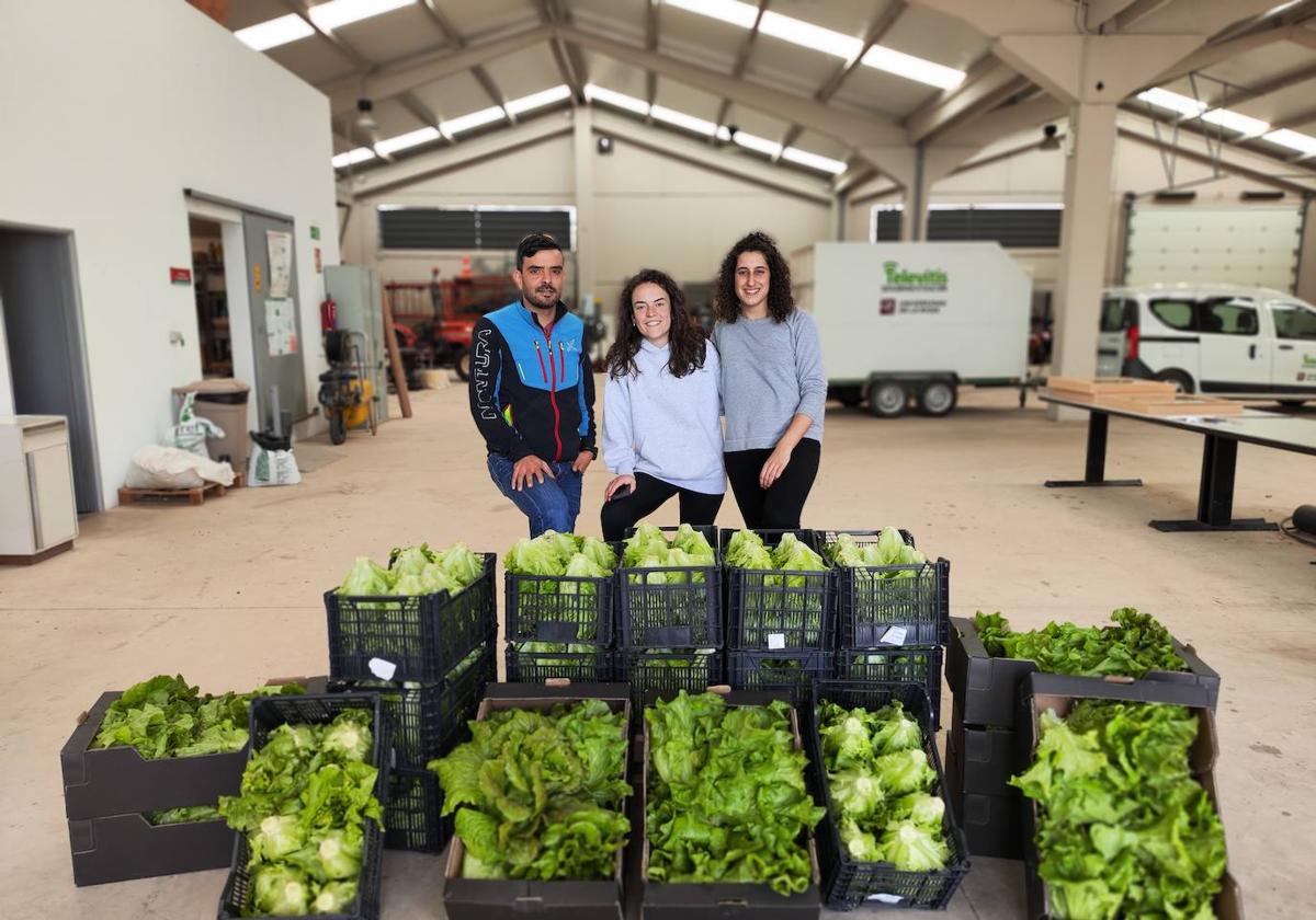 Cocina Económica recibe la donación de 150 lechugas de la Universidad de La Rioja