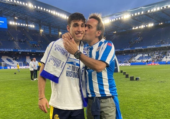 Martín Ochoa recibe el beso de su padre sobre el césped de Riazor.