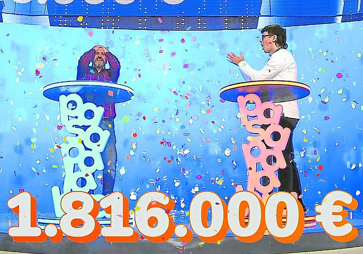 Moisés Laguardia aplaude a Óscar Díaz, en el momento de ganar el bote de 'Pasapalabra'.