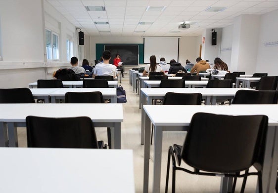 Una profesora imparte una clase a un reducido grupo de alumnos, en una imagen de archivo.