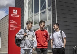 Los estudiantes de la Universidad de La Rioja, Juan Díaz, Héctor Delgado y Marcos Saénz, en el exterior del Edificio Politécnico.