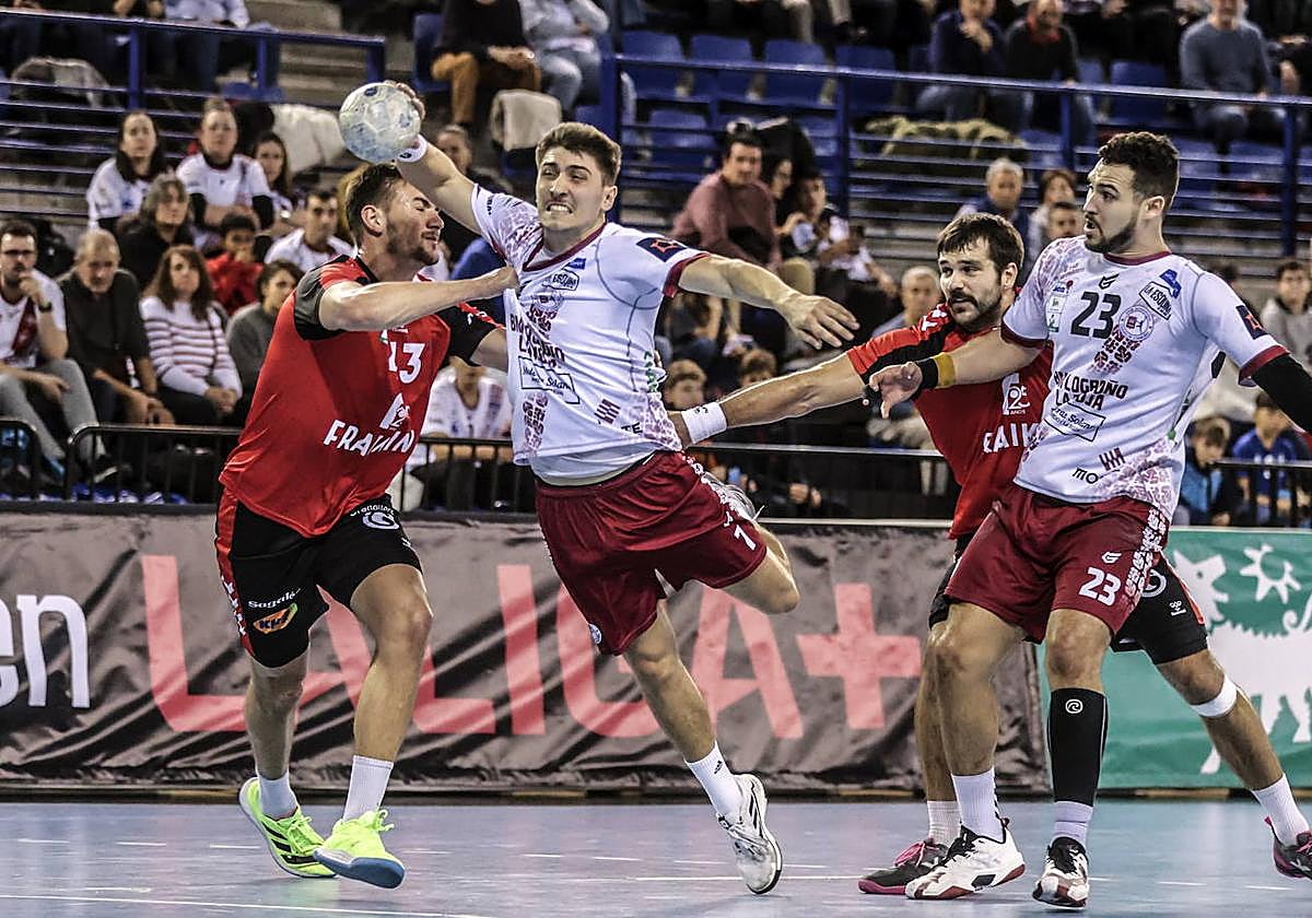 Álvaro Preciado lanza a portería en un partido contra el Granollers.