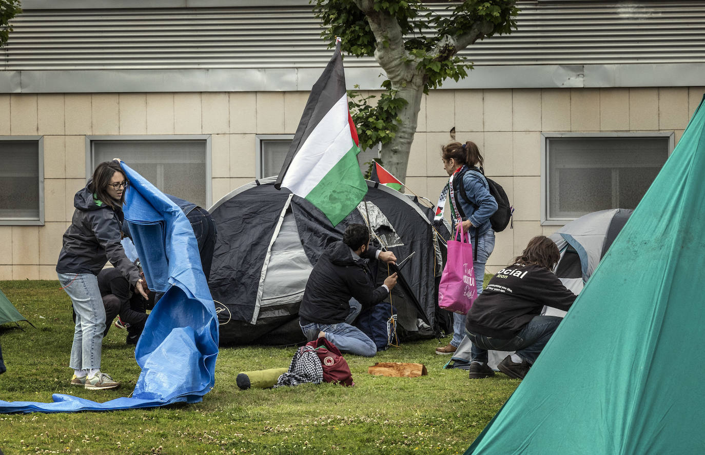 Primera mañana de acampada en la UR para apoyar a Palestina