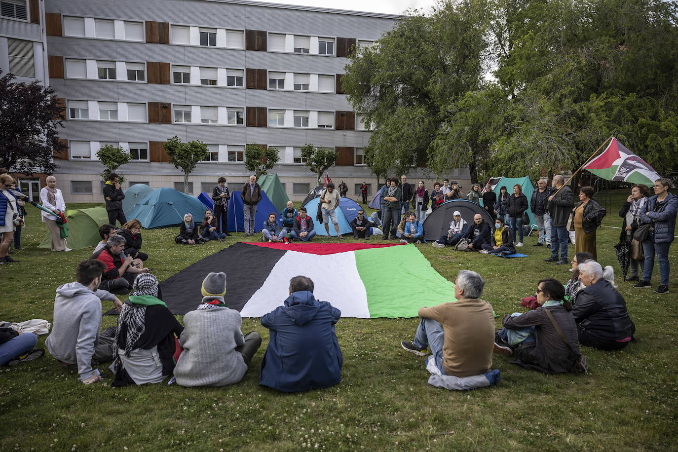 Primera mañana de acampada en la UR para apoyar a Palestina