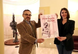 Antón Armendáriz y la concejala de Cultura, Rosa Fernando, presentando la ópera 'Penelope's Dream' en el Bretón logroñés.