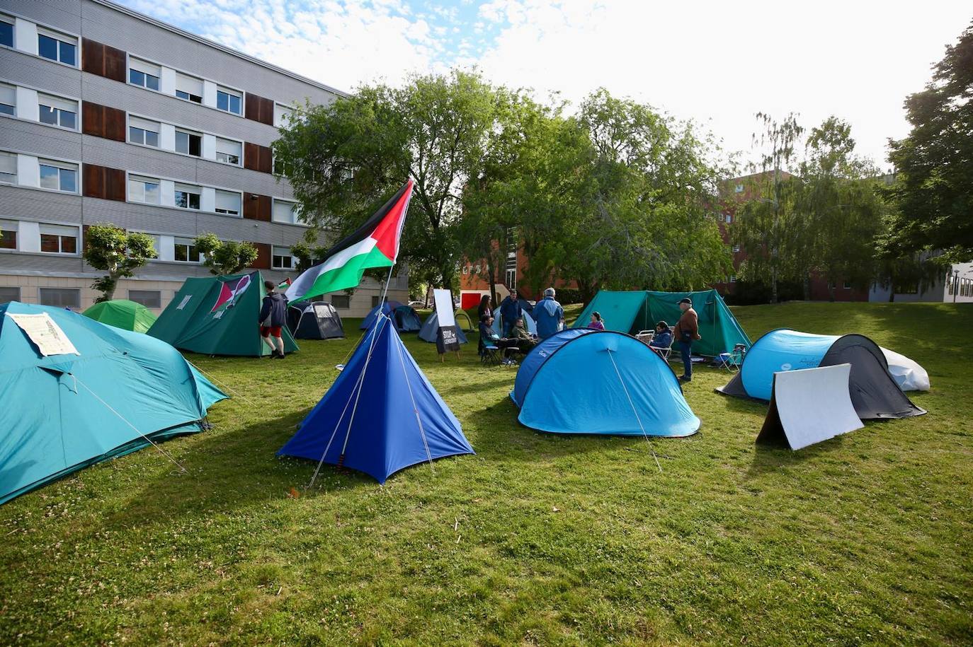 Primera mañana de acampada en la UR para apoyar a Palestina