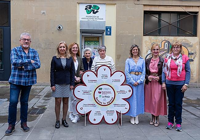 La directora general de Justicia e Interior, Tania Sáez, y miembros de la Red Vecinal contra la Violencia de Género, junto a la sede.