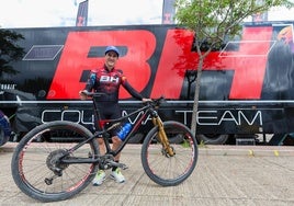 Carlos Coloma, delante de su nuevo camión, en el paddock de La Rioja Bike Race.