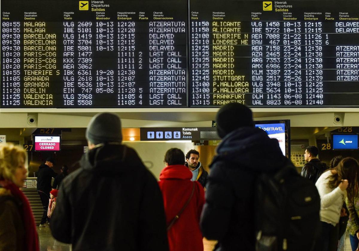 Panel repleto de vuelos en el aeropuerto de Bilbao.