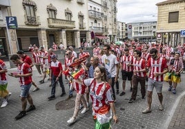 Aficionados blanquirrojos recorren las calles de Guijuelo, el pasado sábado.