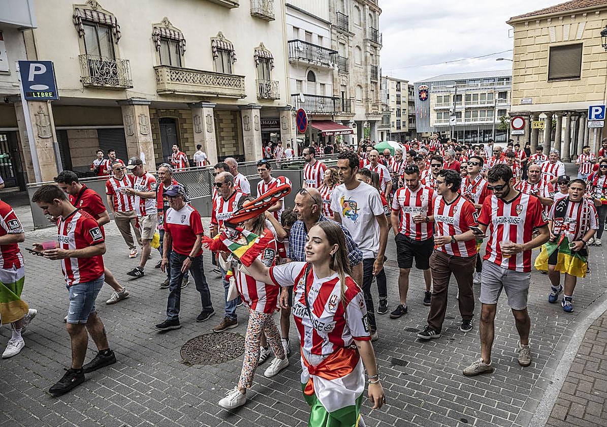 Aficionados blanquirrojos recorren las calles de Guijuelo, el pasado sábado.