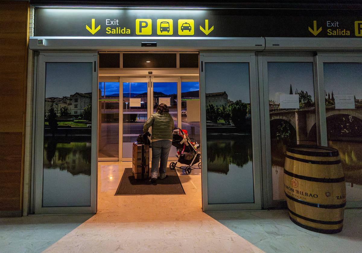 Un pasajero abandona el aeropuerto tras la llegada del avión de Madrid