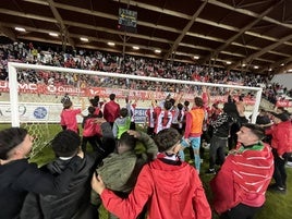 Los jugadores del Zamora (Víctor López con el 17) celebran su clasificación a la segunda eliminatoria.