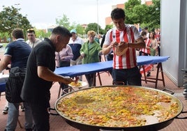 La paella, terminada y servida a los aficionados.