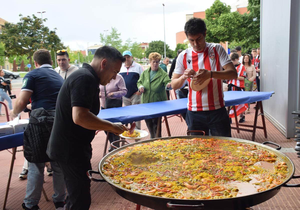 La paella, terminada y servida a los aficionados.