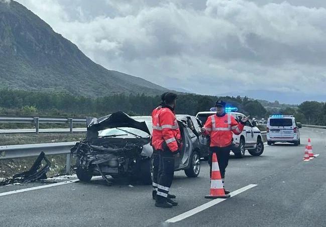 Agentes de la Ertzaintza, junto a uno de los coches accidentados.