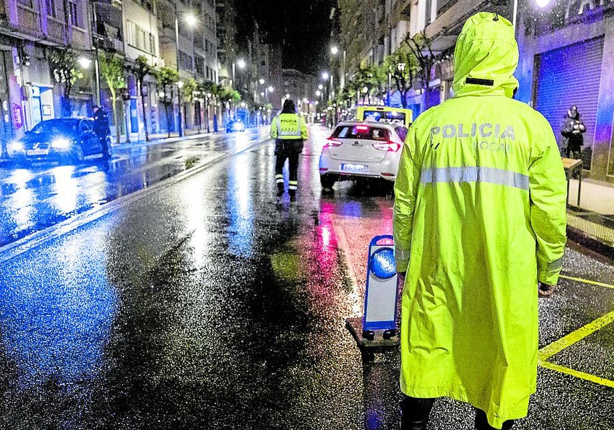 Imagen principal - Distintas intervenciones. Arriba redada en un bar. A la dcha., control en la calle Chile. Izquierda, Los agentes de la Policía Local cachean a los clientes de un bar en un operativo conjunto con la Policía Nacional.