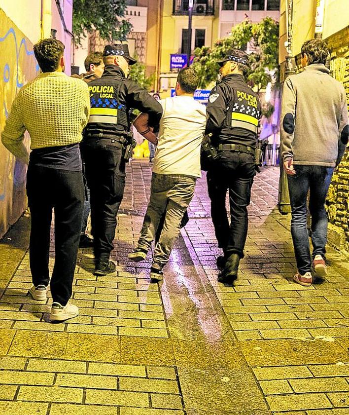 Imagen secundaria 2 - Distintas intervenciones. Arriba redada en un bar. A la dcha., control en la calle Chile. Izquierda, Los agentes de la Policía Local cachean a los clientes de un bar en un operativo conjunto con la Policía Nacional.