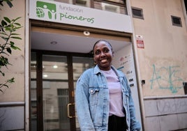 Marcelina Paz Reina. a las puertas de la sede de Fundación Pioneros.