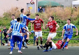 David Medrano intenta tocar el balón de cabeza, en pugna con varios jugadores del Alfaro.