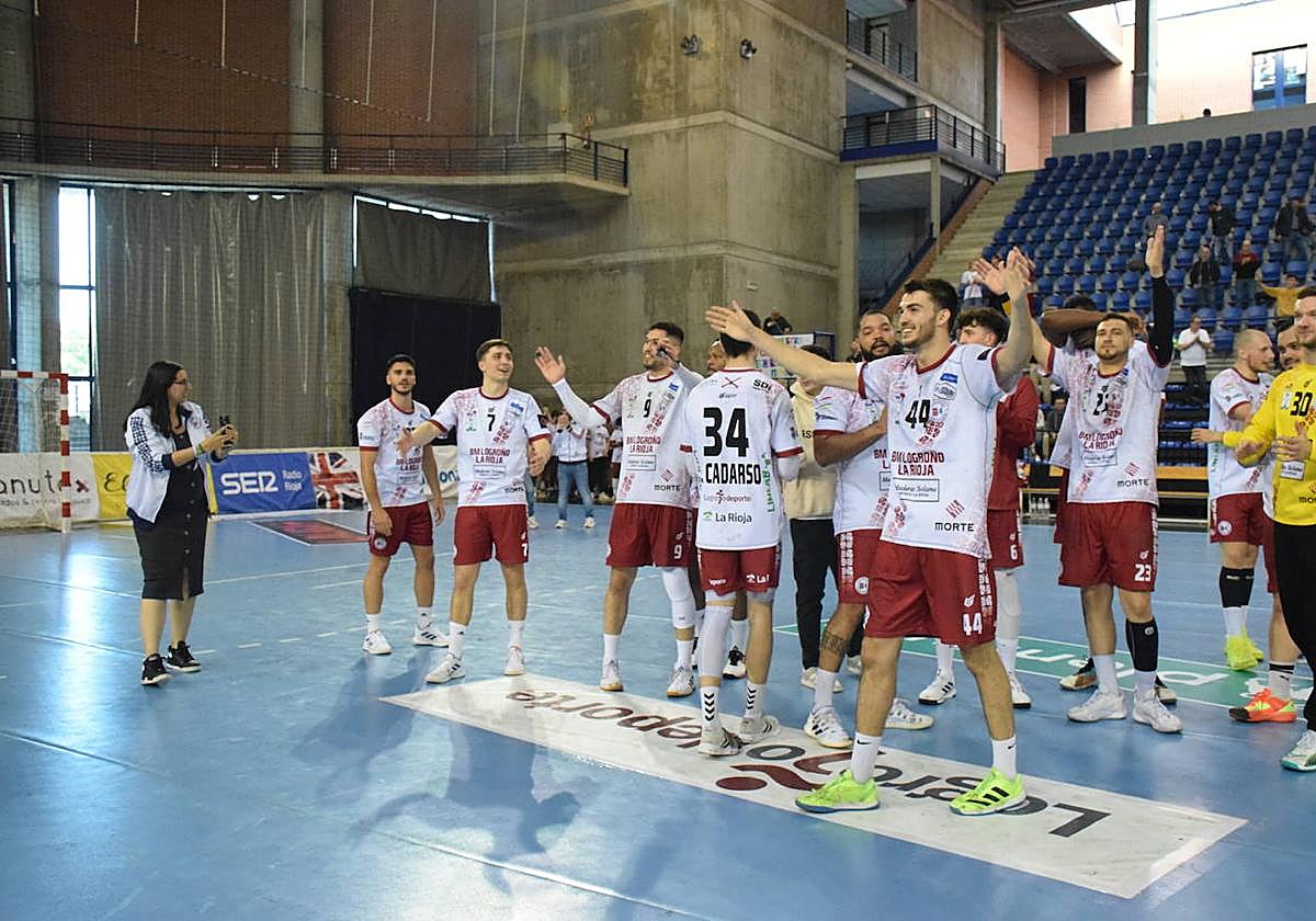 El Ciudad de Logroño saluda a la afición después del triunfo ante el Sinfín