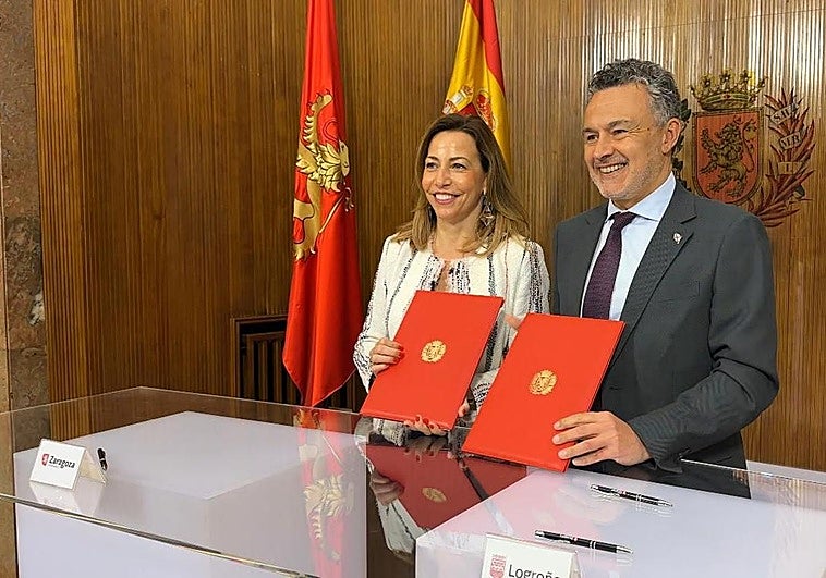 Chueca y Escobar, durante la firma del protocolo de colaboración.