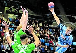 Andrej Pergel lanza desde los once metros ante el Sporting portugués por la EFH.