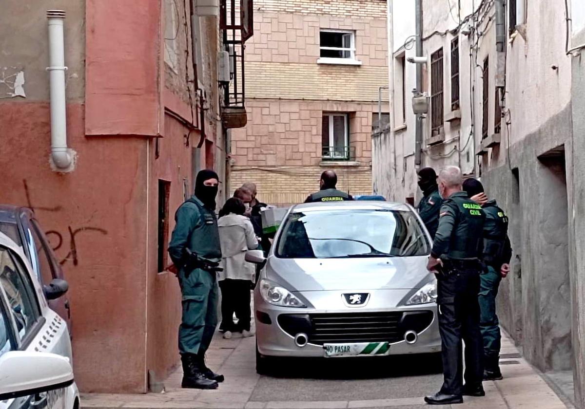 Agentes de la Guardia Civil, en una operación antidroga en Calahorra, en una imagen de archivo.