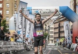 El alfareño Nacho García Ramón cruza la meta de la última edición, como vencedor absoluto.
