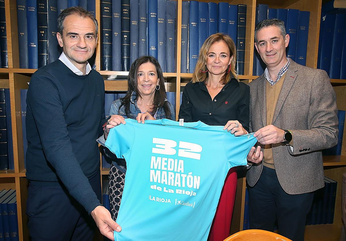 Miguel Sáinz, Lola Ramos, Estrella Domínguez y Diego Azcona sujetan la camiseta de la Media Maratón de La Rioja.