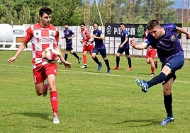 Joel Barcina despeja el balón frente a Sergio Benito, del Varea, durante el partido de ida disputado el pasado fin de semana en el Ángel Aguado.