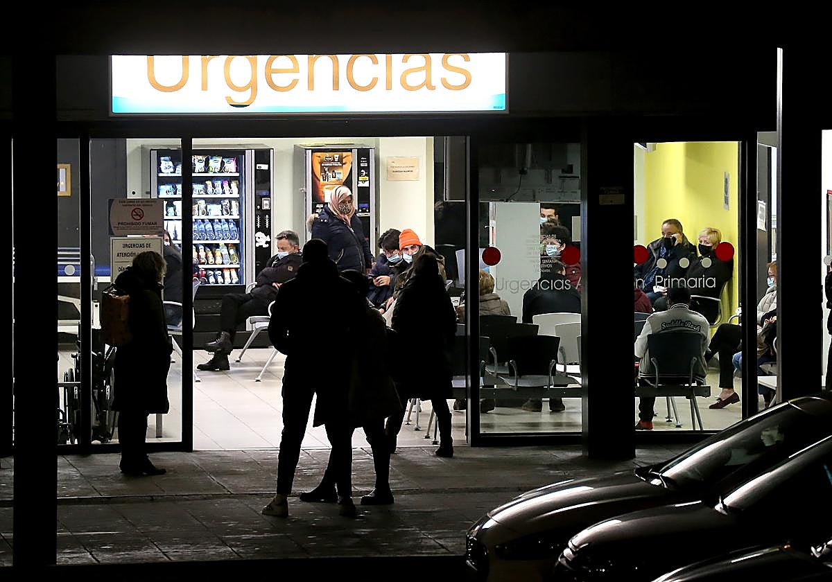 Pacientes a la espera de atención médica, en el servicio de Urgencias del Carpa, en una imagen de archivo.