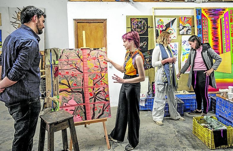 Larissa explica a Carlos, y Jana habla con Sofía en EspacioComün.