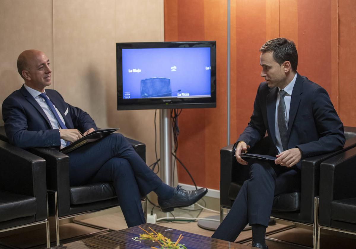 Óscar León y Daniel Osés, durante la jornada de ayer.